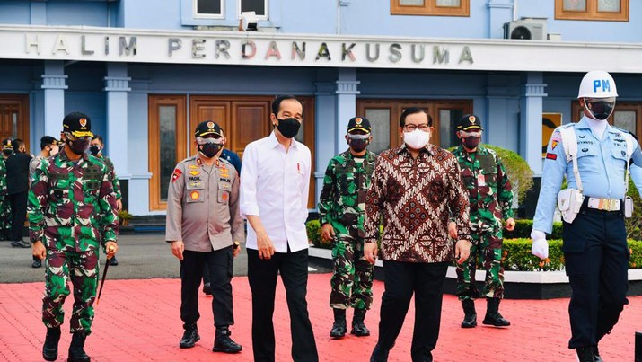 Berkunjung ke Jatim, Presiden Jokowi Tinjau Vaksinasi COVID-19
