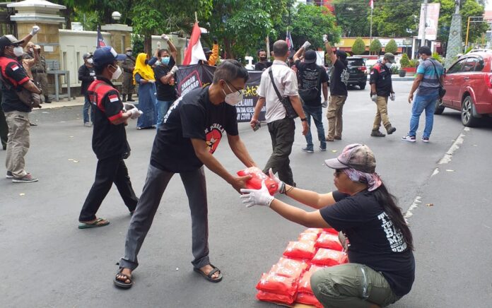 Gresik Turun Level 1, Aktivis Gepal Salurkan Ribuan Paket Bantuan