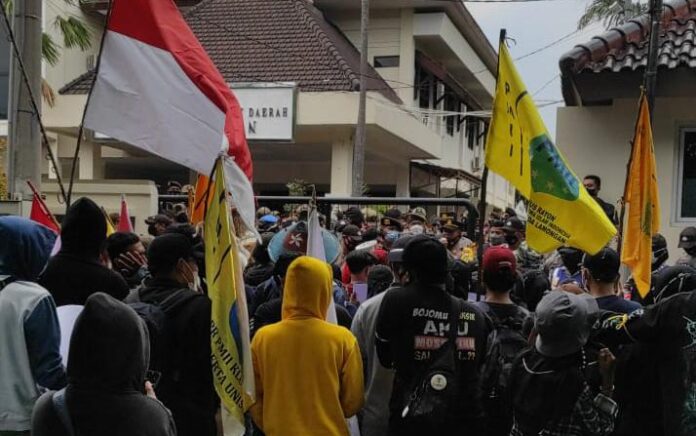 Peringati Hari Tani Nasional, Mahasiswa Segel Ruang Paripurna DPRD Lamongan