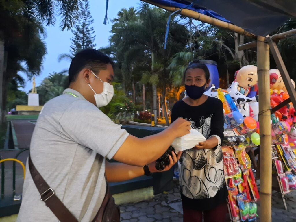 Ajarkan Solidaritas, MABA UNISKA Kediri Berbagi