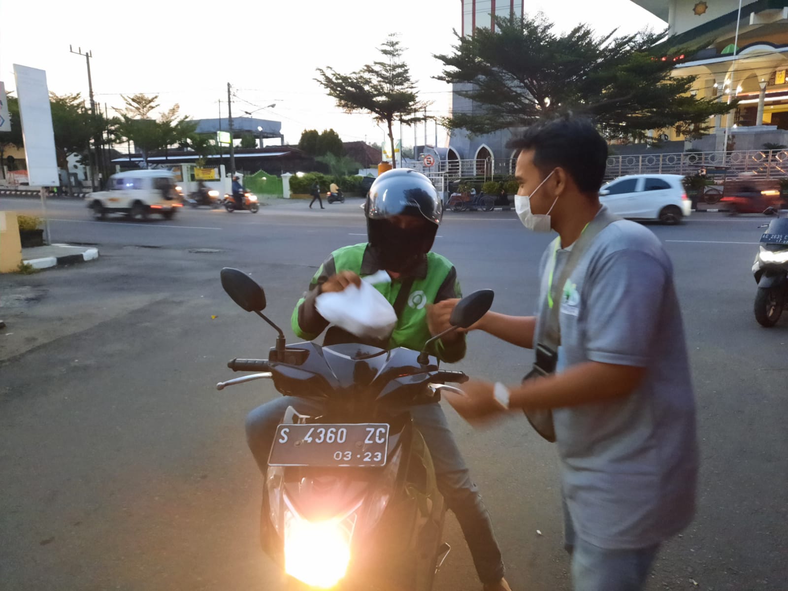 Ajarkan Solidaritas, MABA UNISKA Kediri Berbagi