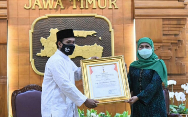 Gubernur Khofifah Berikan Penghargaan kepada Sang Pencipta Shalawat Badar KH Ali Mansur Shiddiq