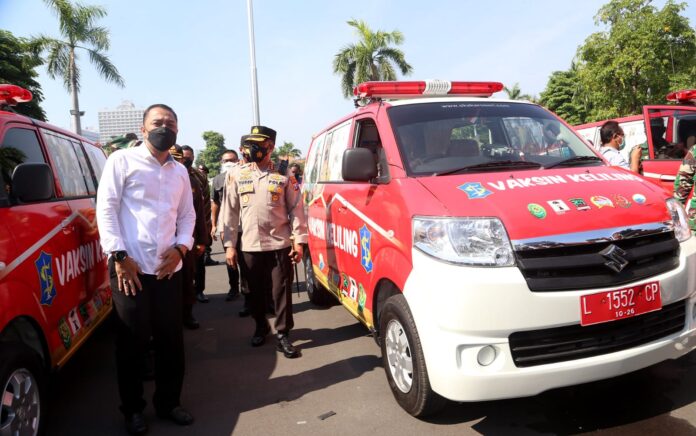 Foto : Proses Peluncuran Mobil Vaksin Keliling ditandai dengan pemotongan untaian melati oleh Danrem dan dilanjutkan pemecahan kendi oleh Wali Kota Surabaya Eri Cahyadi.