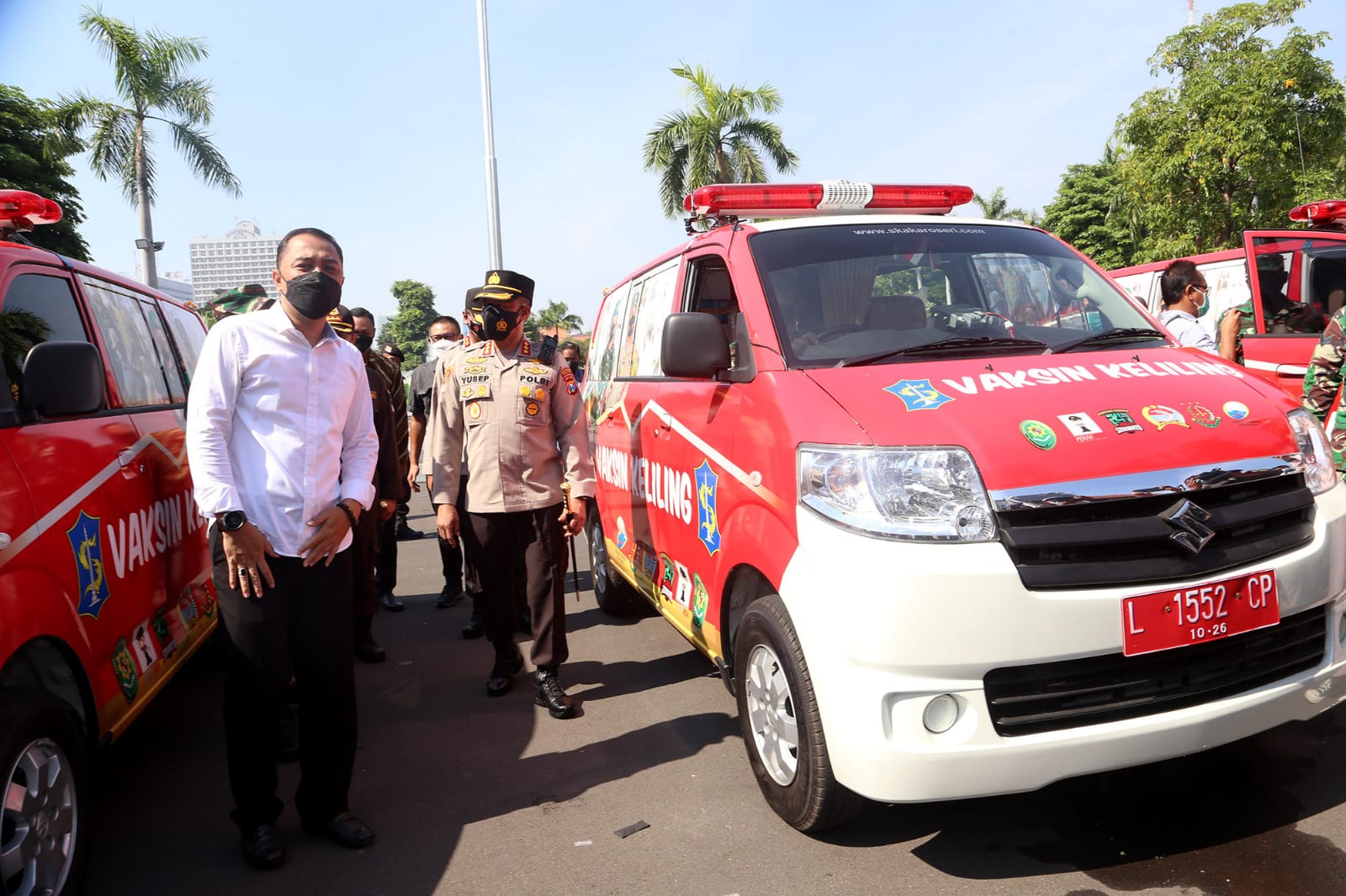 Foto : Proses Peluncuran Mobil Vaksin Keliling ditandai dengan pemotongan untaian melati oleh Danrem dan dilanjutkan pemecahan kendi oleh Wali Kota Surabaya Eri Cahyadi.