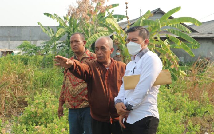 Foto : Abdul Ghoni Mukhlas Ni'am (baju putih) Anggota DPRD Kota Surabaya, bersama ahli waris tanah Hamid Andriansyah dan Rifa'i saat melihat pagar yang dibangun PT. AKY