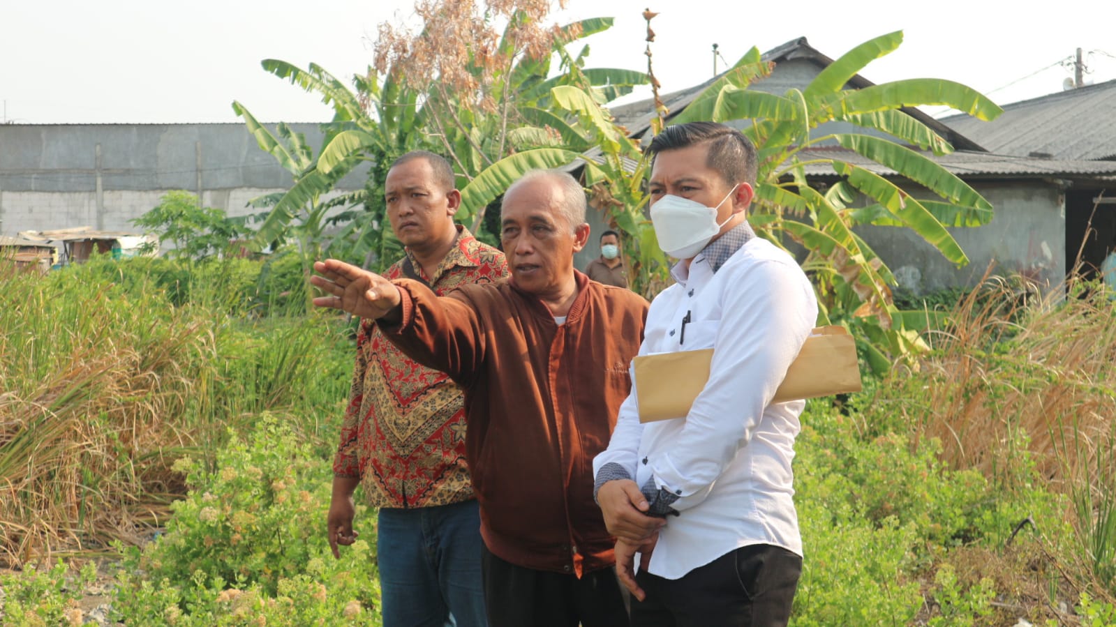 Foto : Abdul Ghoni Mukhlas Ni'am (baju putih) Anggota DPRD Kota Surabaya, bersama ahli waris tanah Hamid Andriansyah dan Rifa'i saat melihat pagar yang dibangun PT. AKY