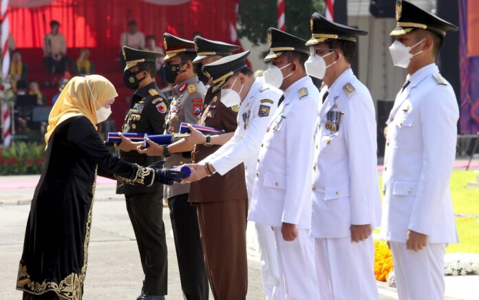 Foto : Prosesi penyerahan Lencana Penghargaan Jer Basuki Mowo Beya Emas, oleh Gubernur Jawa Timur Khofifah Indar Parawansa di Gedung Negara Grahadi.