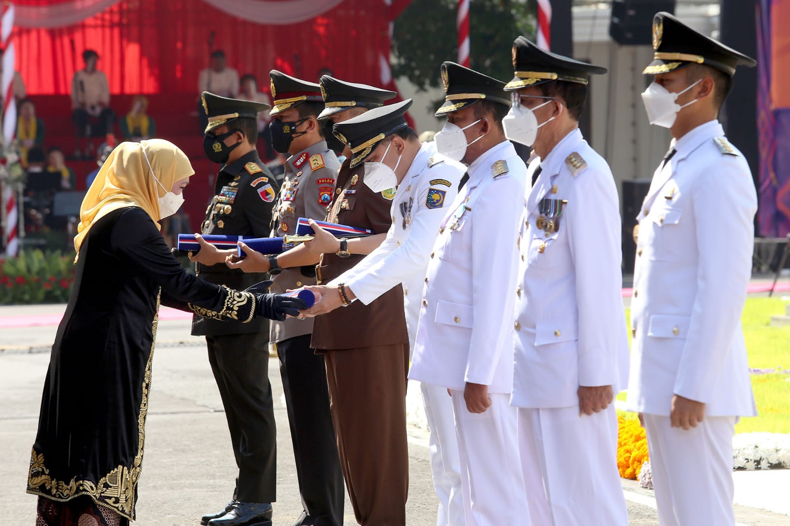 Foto : Prosesi penyerahan Lencana Penghargaan Jer Basuki Mowo Beya Emas, oleh Gubernur Jawa Timur Khofifah Indar Parawansa di Gedung Negara Grahadi.