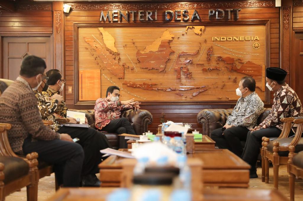 Menteri Desa, PDT dan Transmigrasi Abdul Halim Iskandar di dampingi Sekretaris Jenderal, Taufik Madjid menerima Audiensi Bupati Jember Hendi Siswanto di Jakarta, Kamis (21/10). Foto : Angga/KemendesPDTT