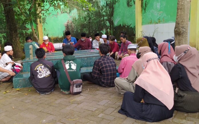 Peringati Hari Santri, PMII Komisariat MANDALA Ziarah ke Makam KH Hisbullah Huda