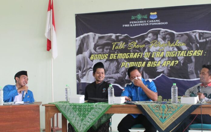 Dari kiri ke kanan: Ahmad Damar Samlani Biro Hubungan dan Komunikasi Organ Gerakan, Kepemudaan dan Perguruan Tinggi PC PMII Ponorogo 2021-2022), Cak Ulin Pegiat Media dan Founder Cah Pondok, Suprayitno, S.E Dewan Pimpinan Daerah Komite Nasional Pemuda Indonesia/ DPD KNPI Ponorogo, dan Syamsul Ma’arif Ketua PC Gerakan Pemuda Ansor Ponorogo. (Foto: Imelia Azizah)