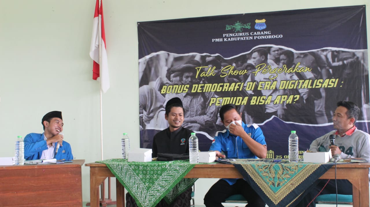 Dari kiri ke kanan: Ahmad Damar Samlani Biro Hubungan dan Komunikasi Organ Gerakan, Kepemudaan dan Perguruan Tinggi PC PMII Ponorogo 2021-2022), Cak Ulin Pegiat Media dan Founder Cah Pondok, Suprayitno, S.E Dewan Pimpinan Daerah Komite Nasional Pemuda Indonesia/ DPD KNPI Ponorogo, dan Syamsul Ma’arif Ketua PC Gerakan Pemuda Ansor Ponorogo. (Foto: Imelia Azizah)