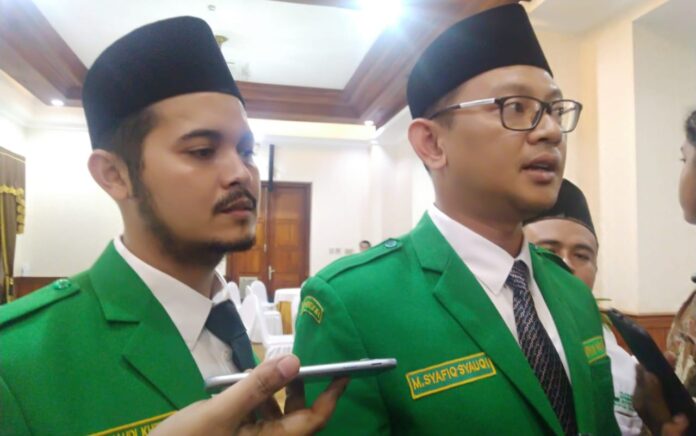 Ketua Pimpinan Wilayah (PW) Ansor Jawa Timur M Syafiq Syauqi didampingi Wakil Ketua PW Ansor Bidang Cyber Mahdi El Kherid. (Dok. Foto: Istimewa)