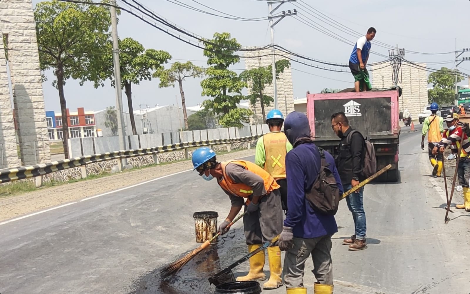 Jalan Daendels Rusak Akibat Pipanisasi