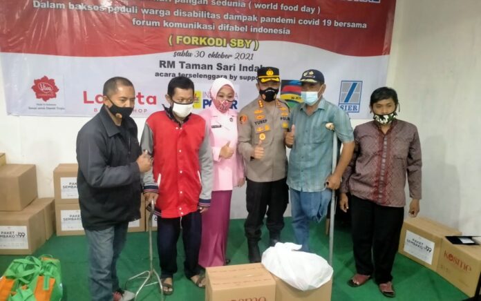 Sempat Bersitegang, Penyerahan Bantuan Sosial Polrestabes Surabaya Berjalan Lancar