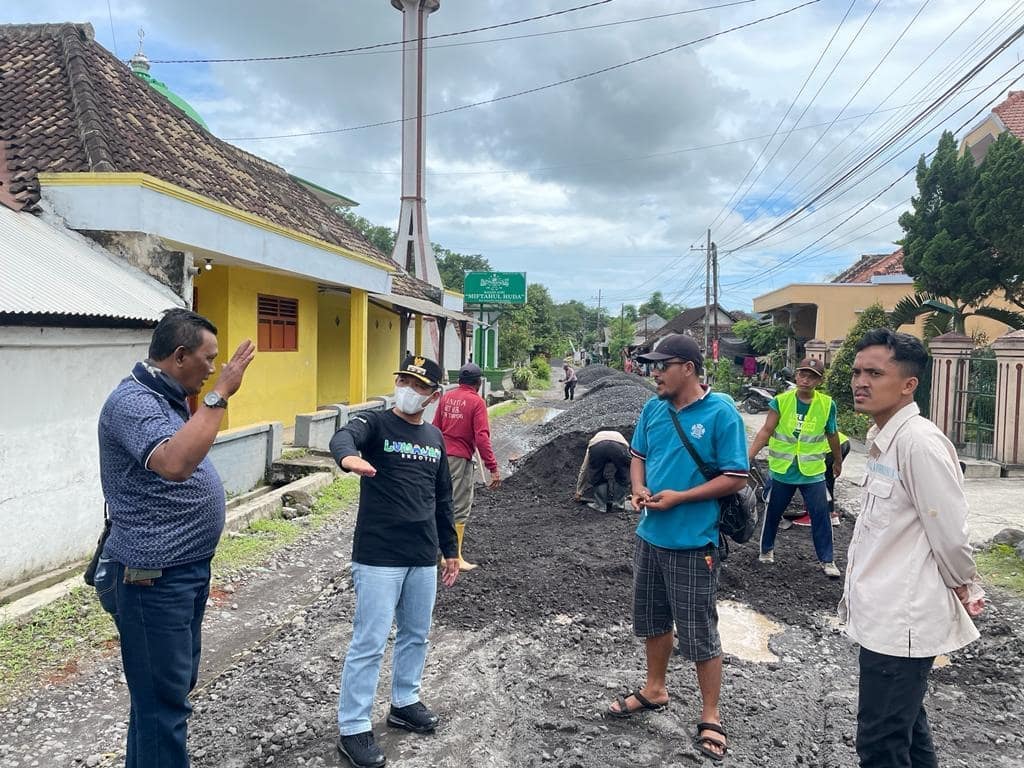 Cak Thoriq Tinjau Jalan Rusak Akibat Truk Tambang Pasir