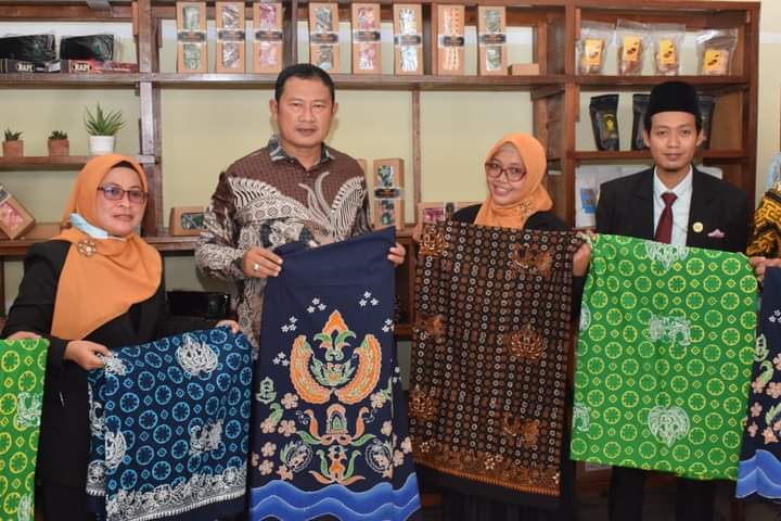 Wisuda XII, IAI Tabah Launching Batik Wulung Samudro dan Tabah Press