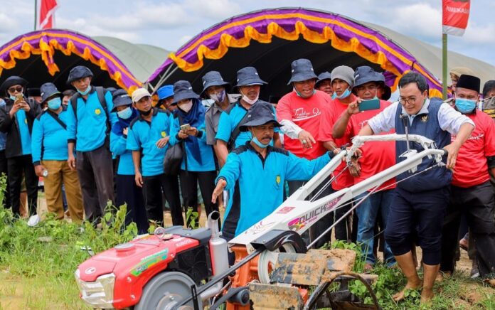 Inovasi Pertanian, Bupati Pamekasan Launching Hand Tractor on Call