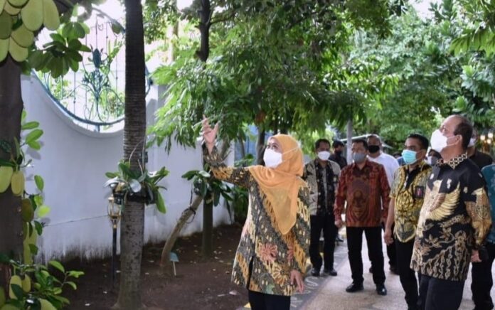 Di Sela Kedatangan BNPT, Khofifah Kenalkan Koleksi Tanaman Grahadi