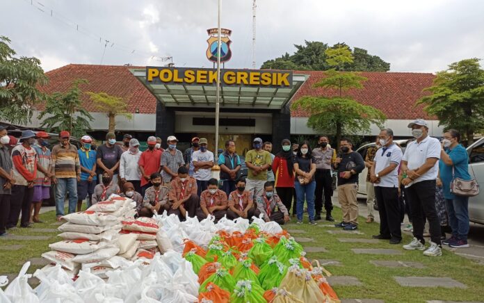 Komunitas Kijang Innova Gandeng Formagam dan YLKB, Bagi-bagi Paket Sembako untuk Tukang Becak di Gresik