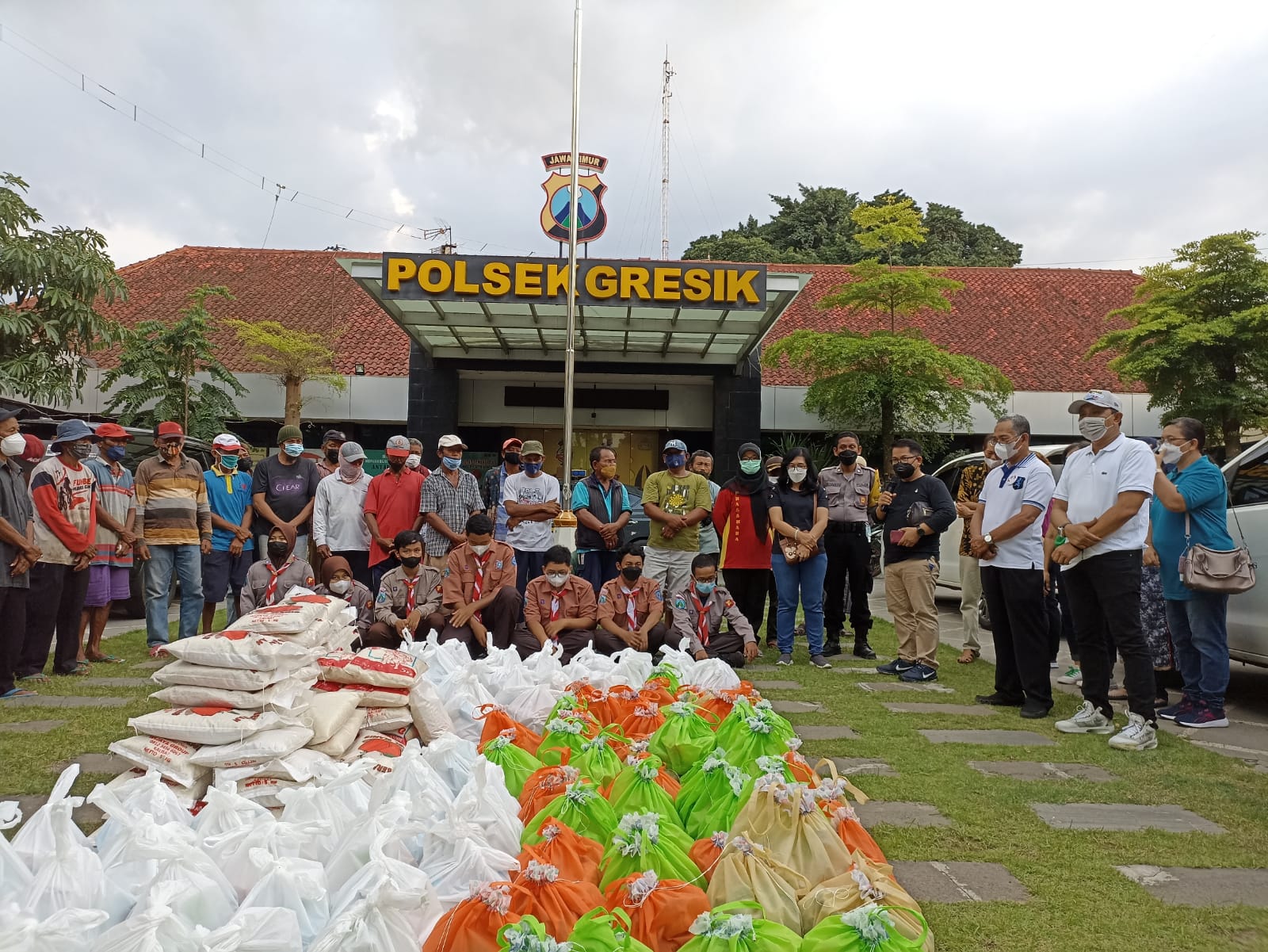 Komunitas Kijang Innova Gandeng Formagam dan YLKB, Bagi-bagi Paket Sembako untuk Tukang Becak di Gresik
