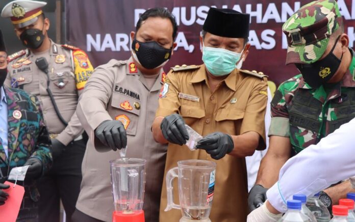Jelang Perayaan Nataru, Polres Bojonegoro Musnahkan 1.000 Botol Arak dan 12,5 Gram Sabu-sabu