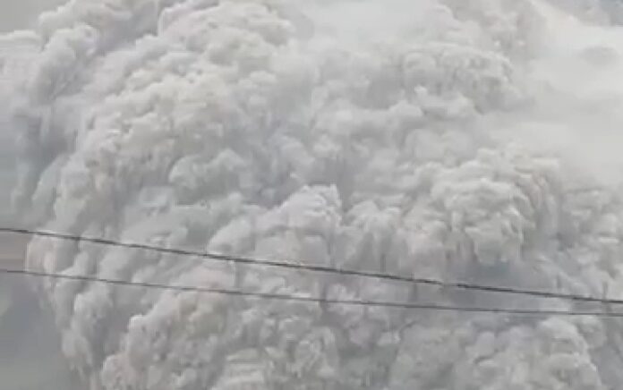 Erupsi Gunung Semeru: Hujan Abu dan Gumpalan Asap Tebal