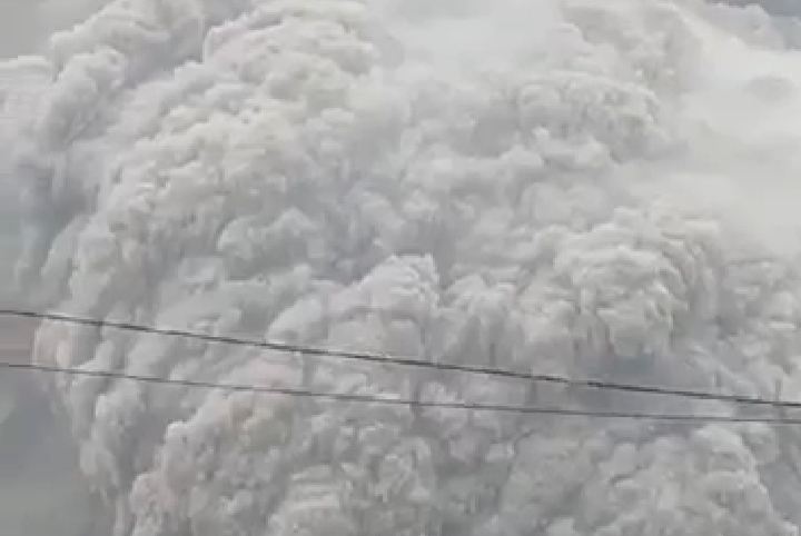 Erupsi Gunung Semeru: Hujan Abu dan Gumpalan Asap Tebal