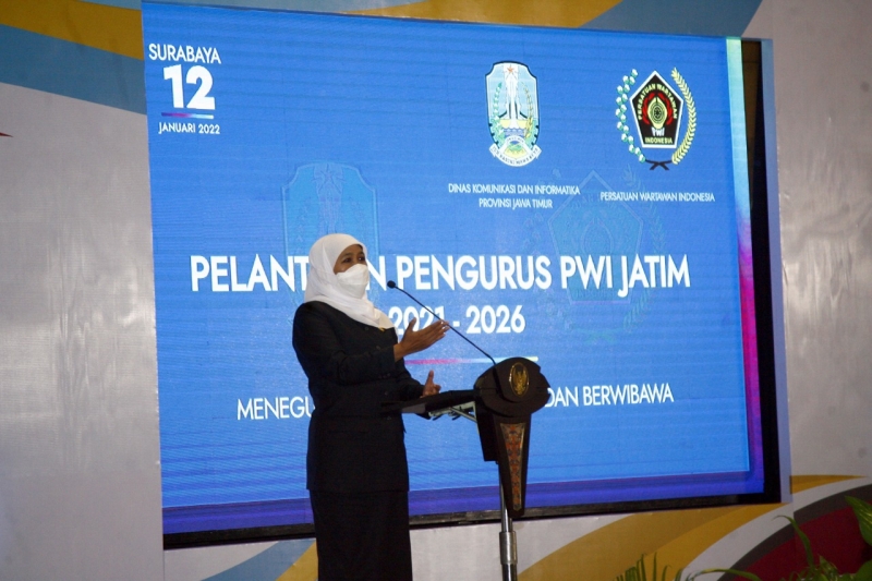 Pelantikan PWI Jatim, Khofifah Siap Bantu Kembangkan Wawasan Wartawan