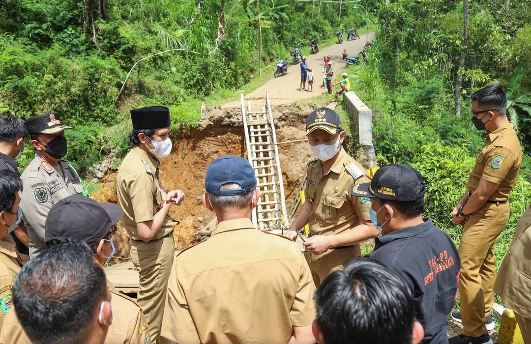 Bupati Trenggalek Tinjau Lokasi Jembatan Putus di Sidomulyo