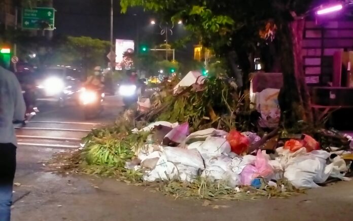 Hasil Kerja Bakti Sampah Numpuk di Tepi Jalan, DPRD Surabaya Minta Tambah Armada