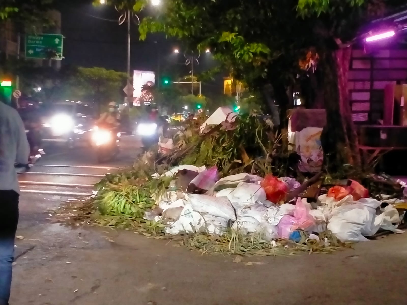 Hasil Kerja Bakti Sampah Numpuk di Tepi Jalan, DPRD Surabaya Minta Tambah Armada