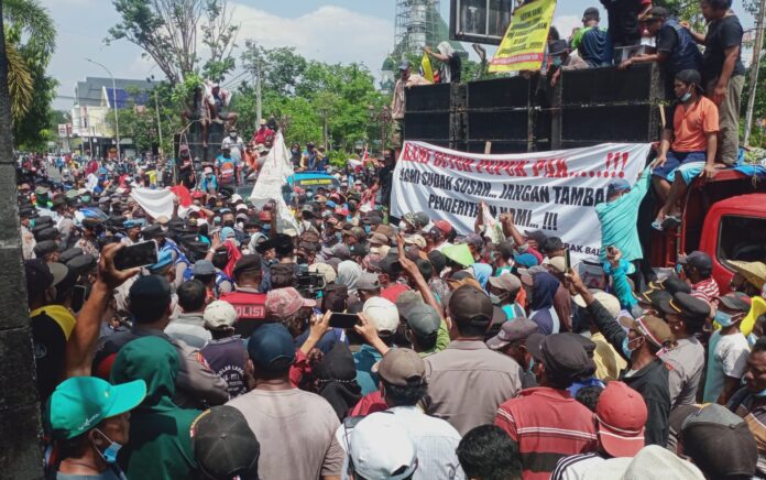 Ribuan Petani Tambak Lamongan Kembali Turun Jalan, Tolak Pencabutan Pupuk Subsidi