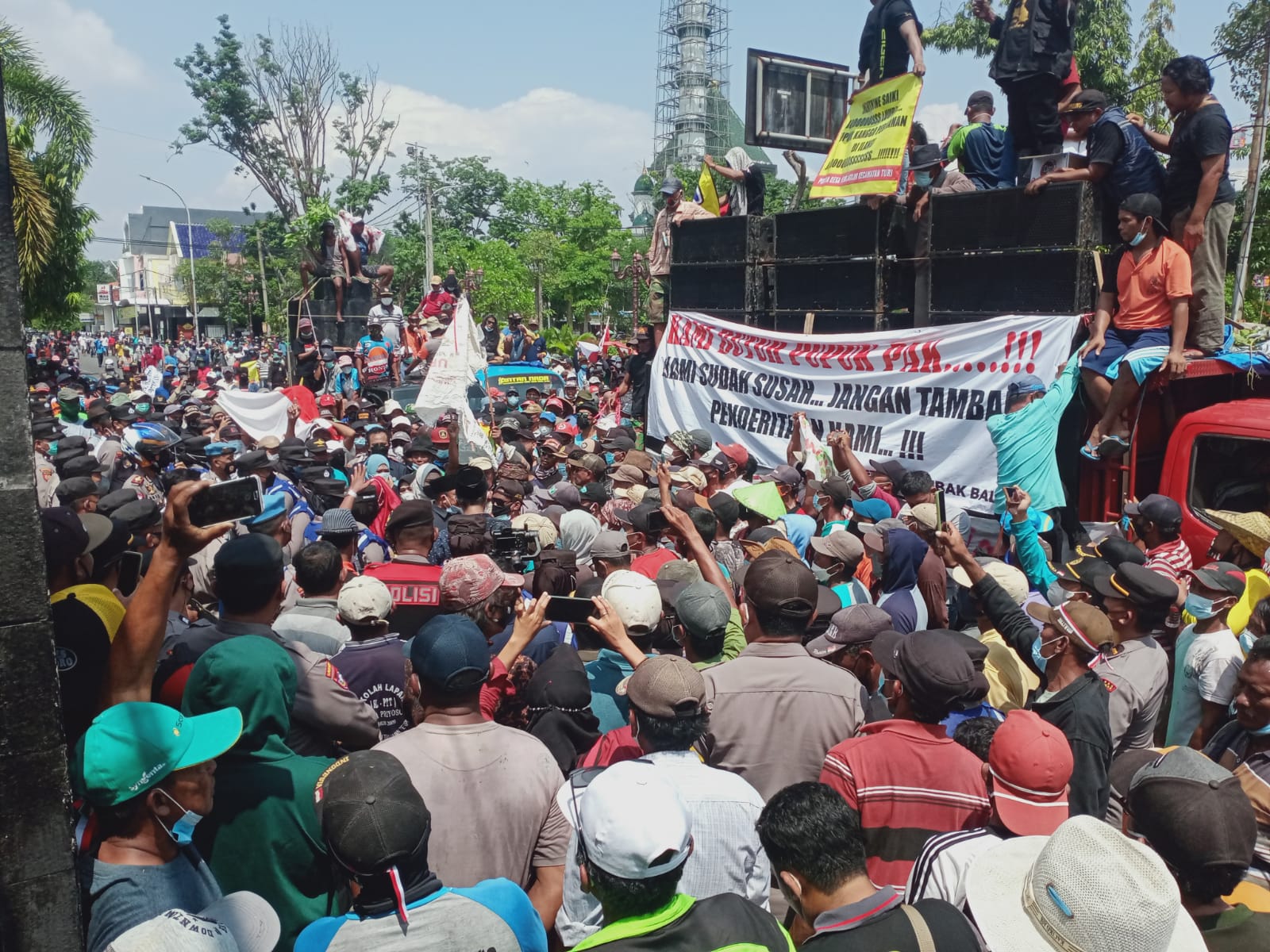 Ribuan Petani Tambak Lamongan Kembali Turun Jalan, Tolak Pencabutan Pupuk Subsidi