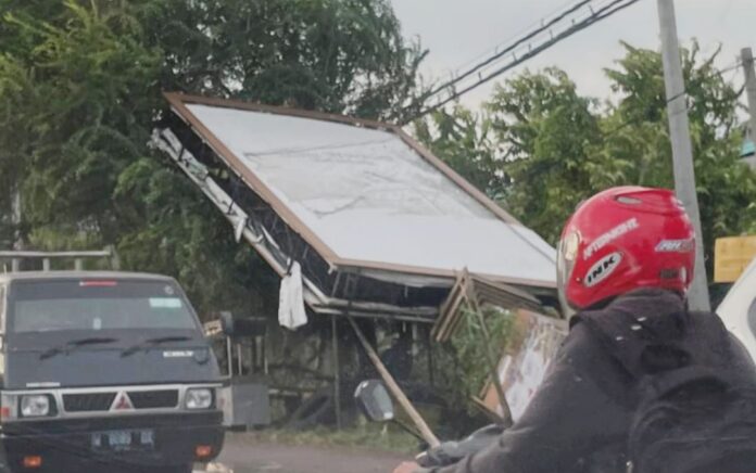 Ambruk Diterjang Angin, Perbaikan Reklame Manyar Gresik Diminta Pasang Promosi Wisata Religi