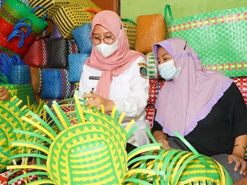 Bupati Ipuk Temui Perajin Tas Belanja di Desa Setail