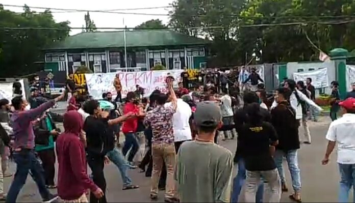 Aksi Mahasiswa UIN KHAS Jember Tuntut Keringanan UKT Berujung Ricuh