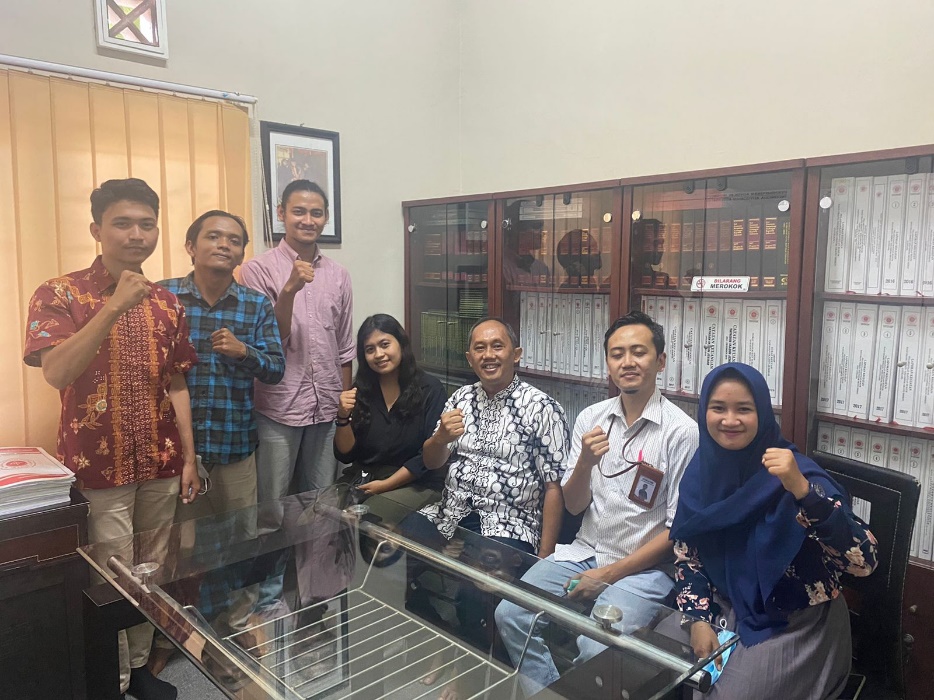 Mahasiswi KKN Kelompok 54 UNEJ, Bantu Dongkrak Perkembangan Usaha Mikro Keripik Singkong di Desa Tukum Saat Pandemi