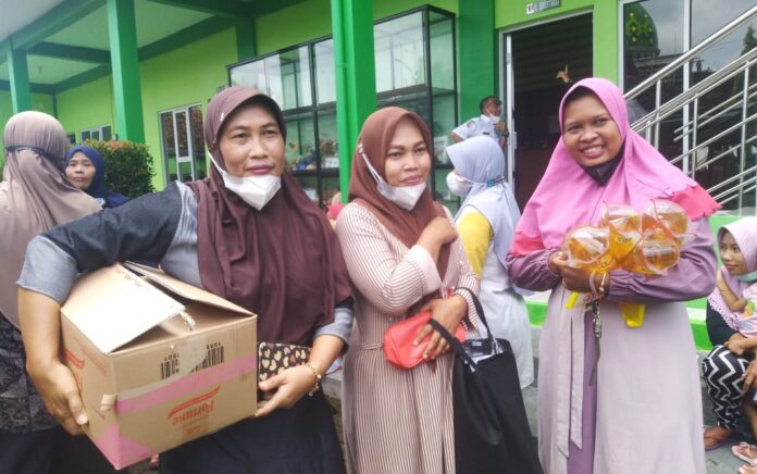 Warga Bahagia dengan Operasi Pasar Minyak Goreng di Bojonegoro