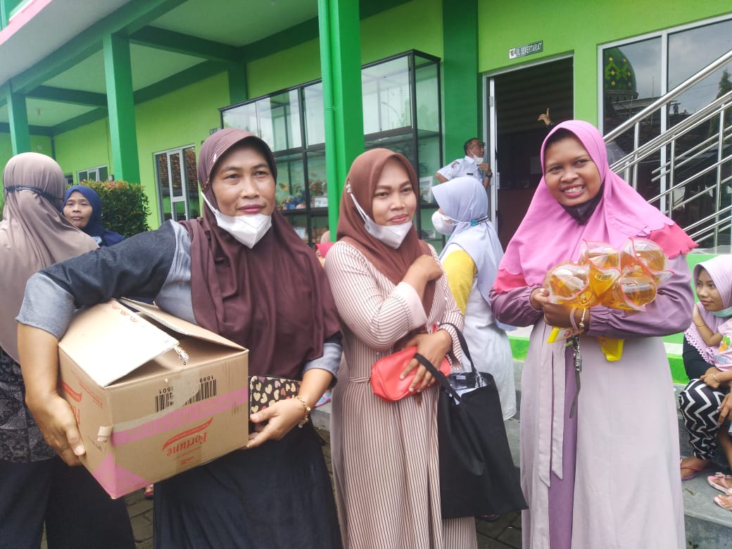 Warga Bahagia dengan Operasi Pasar Minyak Goreng di Bojonegoro