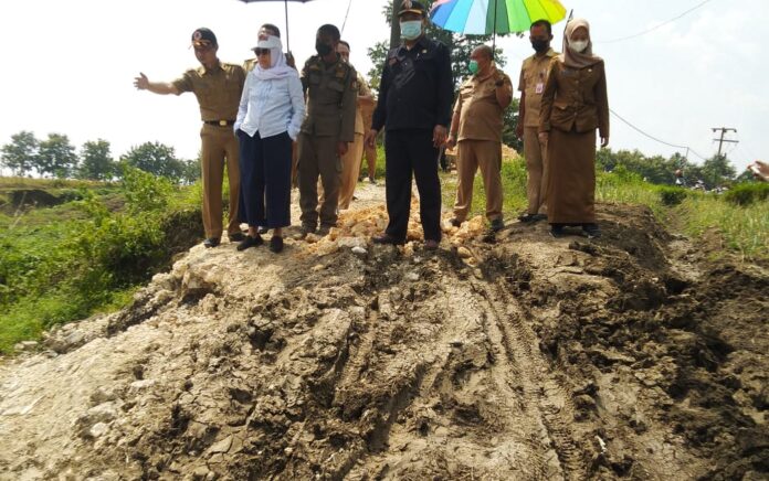 Tinjau Lokasi Longsor, Bupati Anna Minta Segera Dilakukan Penanganan Darurat