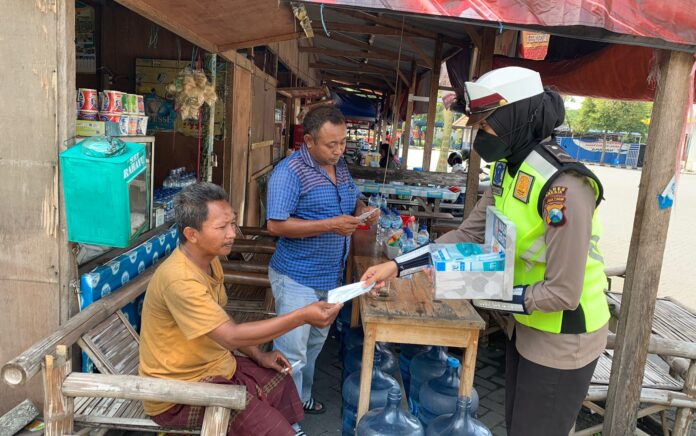 Operasi Aman Nusa II 2022, Polres Gresik Bagikan Masker dan Handsanitizer di Terminal