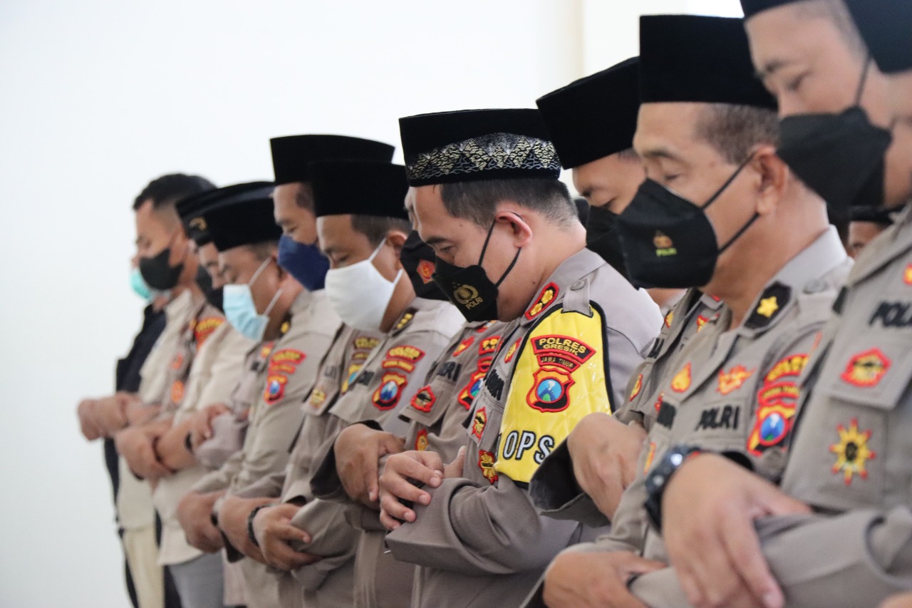 Bulan Ramadhan, Personel Anggota Polres Gresik Diajak Khatam 30 Juz Al-Qur'an