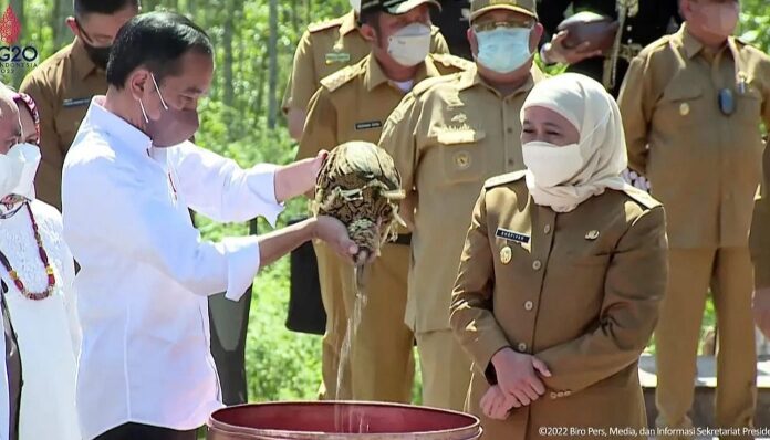 Gubernur Khofifah Satukan Tanah dan Air Bumi Majapahit di Kendi Nusantara