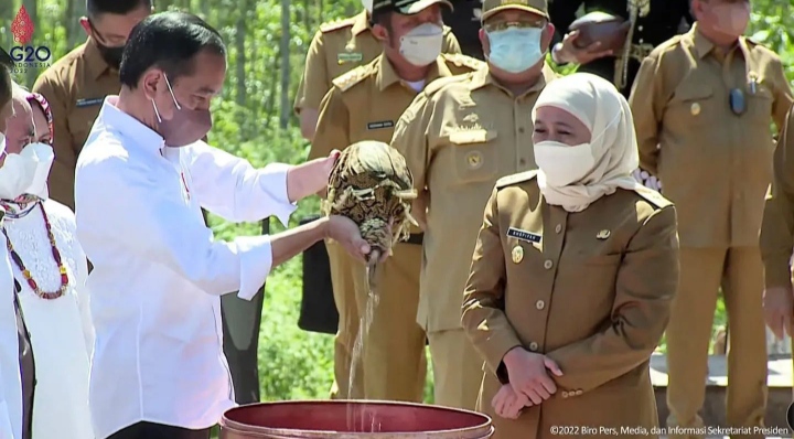 Gubernur Khofifah Satukan Tanah dan Air Bumi Majapahit di Kendi Nusantara