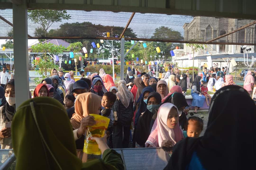 Bazar Ramadan Doudo Edu Green Gresik Diserbu Warga, Minyak Goreng Murah dan Sembako Gratis Jadi Incaran