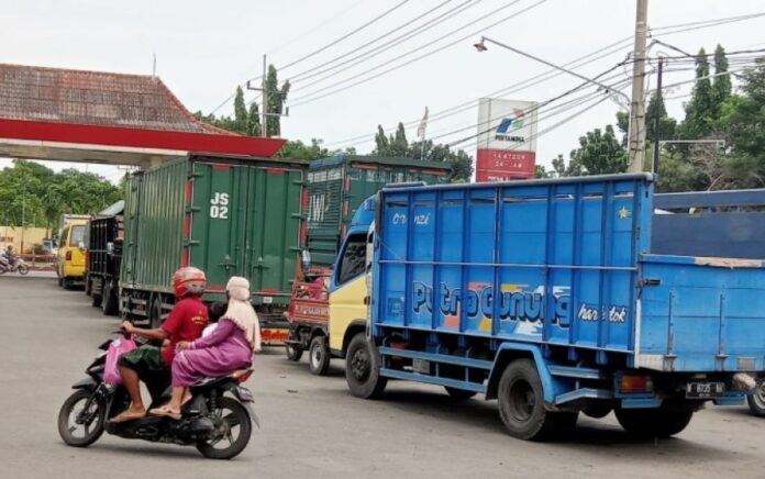 Kelangkaan Solar, Mengganggu Distribusi Logistik di Jawa Timur