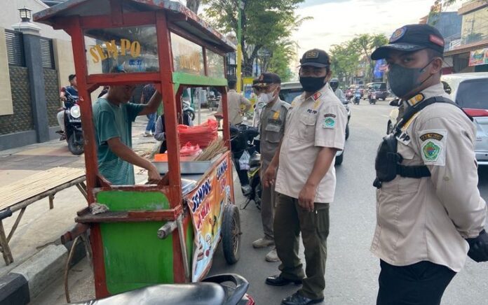 PKL Pamekasan: Dagangan Saya Jangan Diangkut Pak