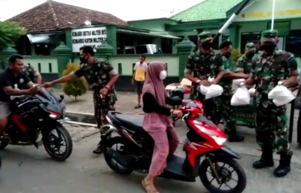 Jajaran TNI di Bojonegoro Bagikan Takjil dan Masker Gratis