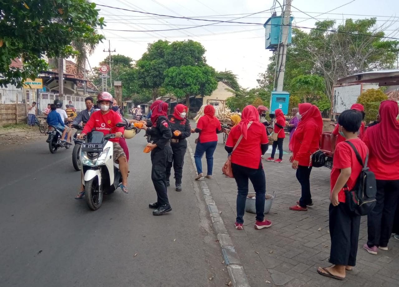 Merahkan Jalan, Srikandi Banteng Kota Probolinggo Bagi-bagi Takjil